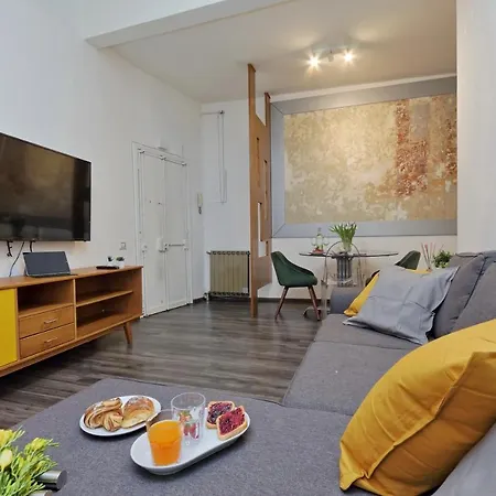 Urbana Apartment-2